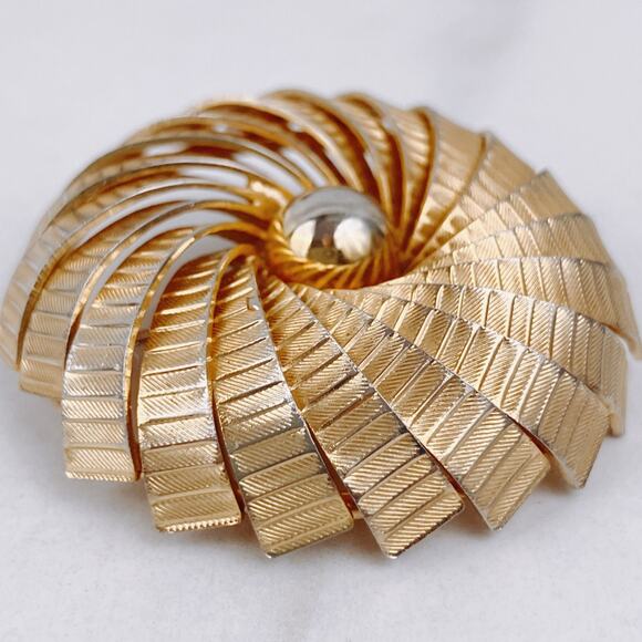 Vintage Mid Century Gold Tone Swirl Brooch Textured Layered Modernist Spiral Pin - Picture 2 of 16